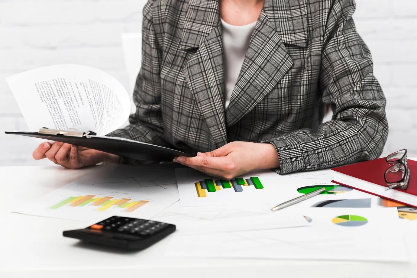 business-woman-working-office-de